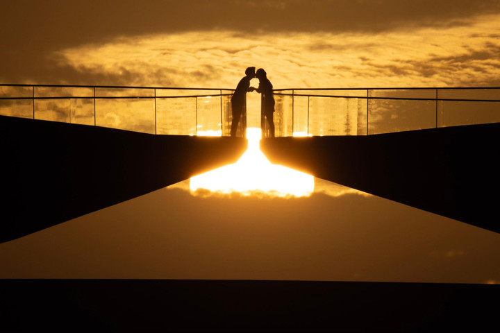 Cầu Hôn được CNN gọi tên là điểm đến của nụ hôn.