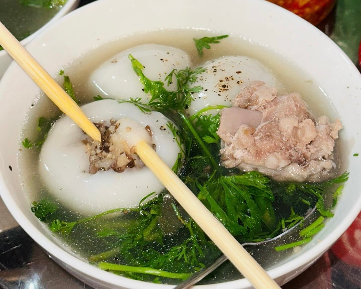 “Linh hồn” của món ăn này chính là canh xương. (Ảnh: Vũ Huyền)