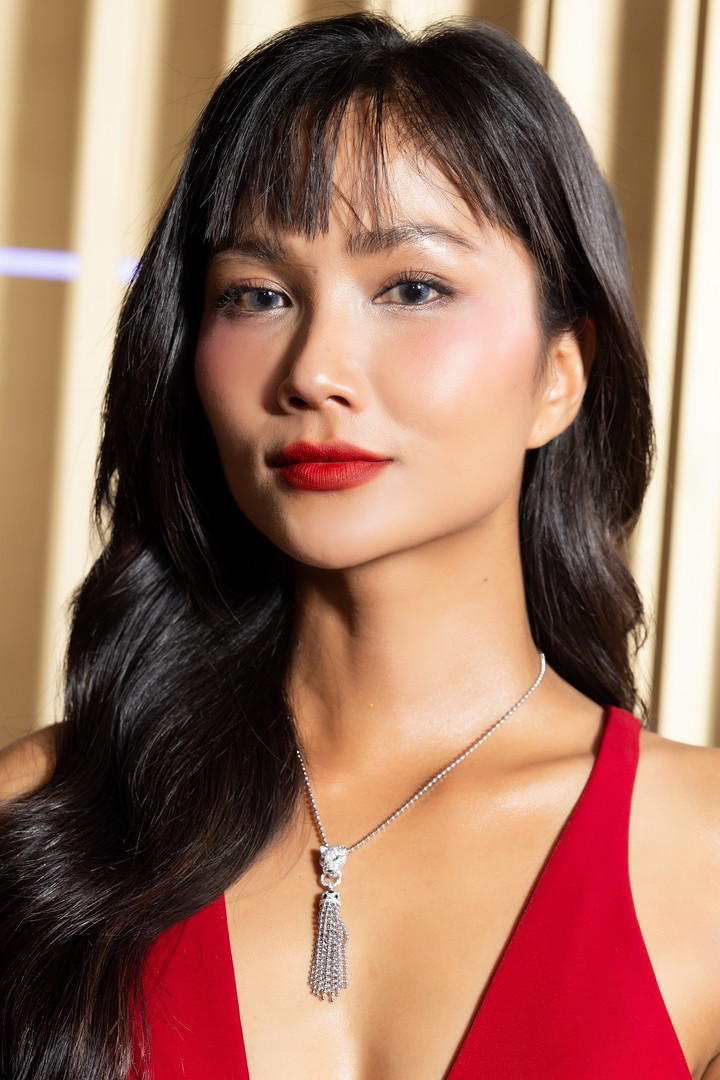 Người đẹp lựa chọn điểm nhấn là chiếc vòng cổ trị giá gần 2,2 tỷ đồng của thương hiệu Cartier. Được biết đây là chiếc vòng phiên bản độc đáo, điểm xuyết ngọc lục bảo và kim cương.