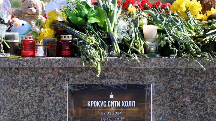 Nhiều người đặt hoa tưởng niệm nạn nhân đã mất trong vụ khủng bố hôm 22/3. (Ảnh: Sputnik)