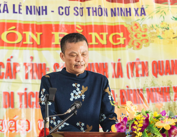 Đại diện người dân phát tâm công đức để trùng tu, tôn tạo đình và chùa Ninh Xá.