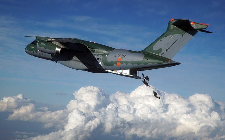Máy bay C-390.