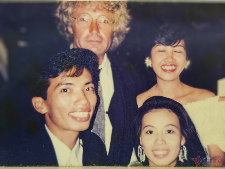 Phương Đào (hàng dưới, bên phải) chụp cùng đạo diễn Jean-Jacques Annaud (hàng trên, bên trái) và ê-kíp phim "Người tình".