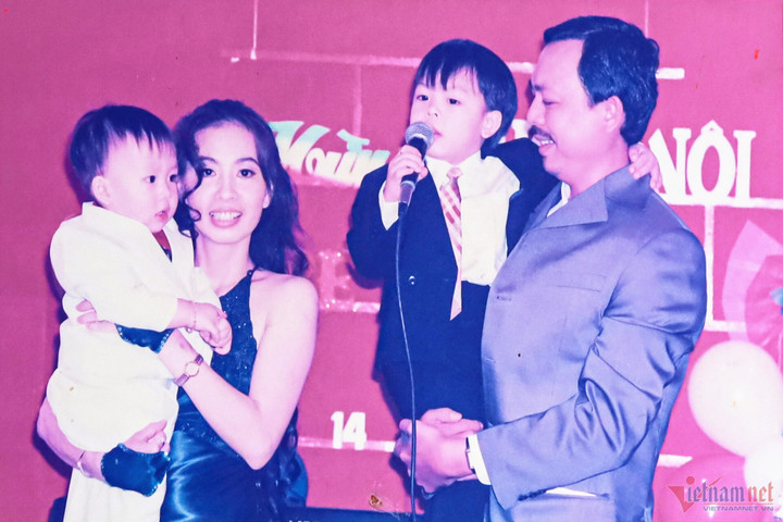 Vợ chồng Thanh Hoàng - Phương Đào thời trẻ bên 2 con.