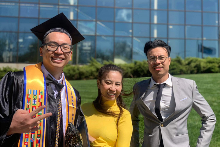 Phương Đào bên 2 con Tuấn Khương (phải) và Tuấn Khôi (trái).