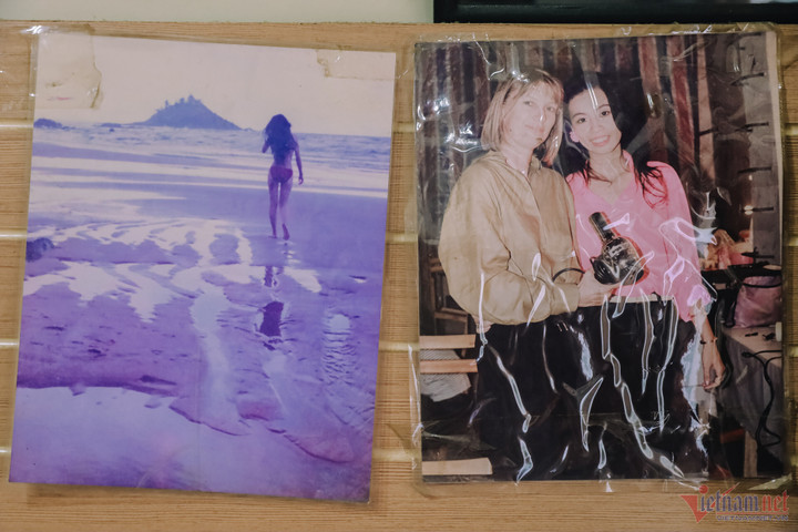 Ảnh Phương Đào mặc bikini (trái) và chụp cùng Mary - tổ trưởng tổ hóa trang phim "Người tình" (phải).