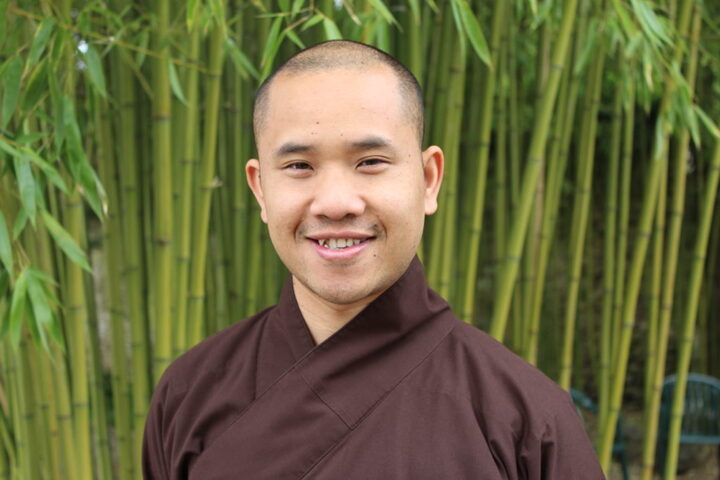 Thầy Pháp Hữu hiện là trụ trì cộng đồng Tăng sĩ tại Làng Mai (Pháp).