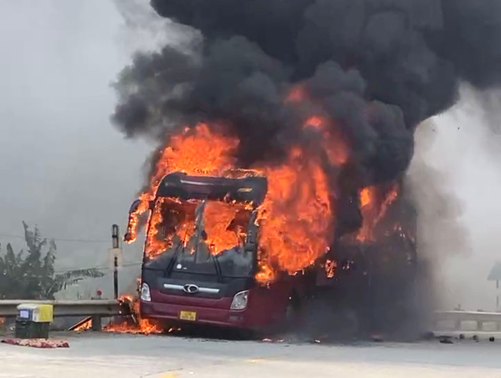Xe khách bốc cháy trên đèo Lò Xo.