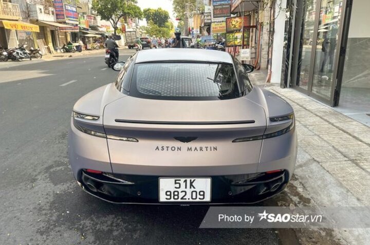 Tại Việt Nam, Aston Martin DB11 được phân phối chính hãng với mức giá khởi điểm từ 13,799 tỷ đồng, chưa bao gồm các tùy chọn cộng thêm. Sau khi đóng đầy đủ các khoản thuế phí, giá trị của xe có thể đạt mức 15 tỷ đồng.