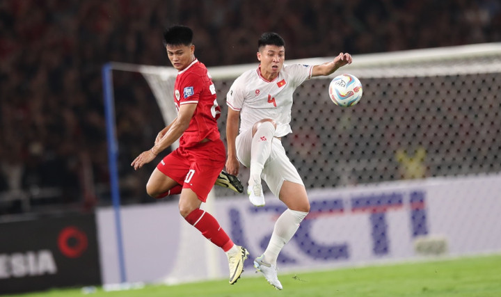 Đội tuyển Indonesia tranh chấp bóng bổng tốt.