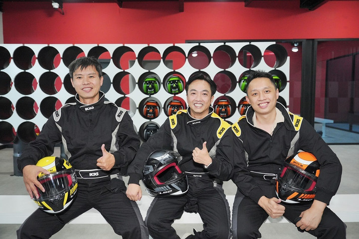 Doanh nhân Nguyễn Quốc Cường cùng Porsche Club Việt Nam chính là những người đầu tiên ”mở bát” đường đua Go-kart tại City Park.