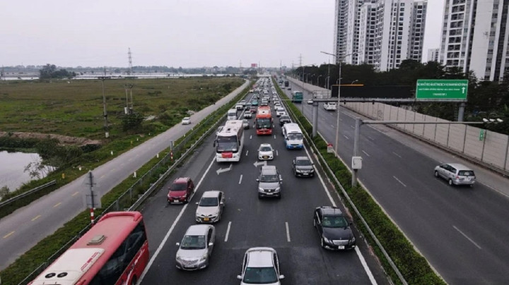 Bộ Giao thông Vận tải cũng đẩy nhanh hoàn thiện thủ tục đầu tư mở rộng một số tuyến từ 2 làn xe lên 4 làn xe và từ 4 làn xe lên 6 làn xe. (Ảnh: Hoài Nam/Vietnam+)