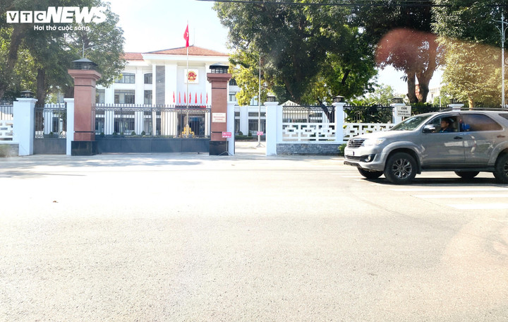 Theo UBND tỉnh Quảng Ngãi, đối chiếu theo Luật Đất đai mới thì chưa đảm bảo cơ sở pháp lý để có cơ chế đặc cách giao đất cho 9 hộ dân.