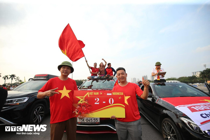 Cổ động viên Việt Nam đến sân từ sớm.