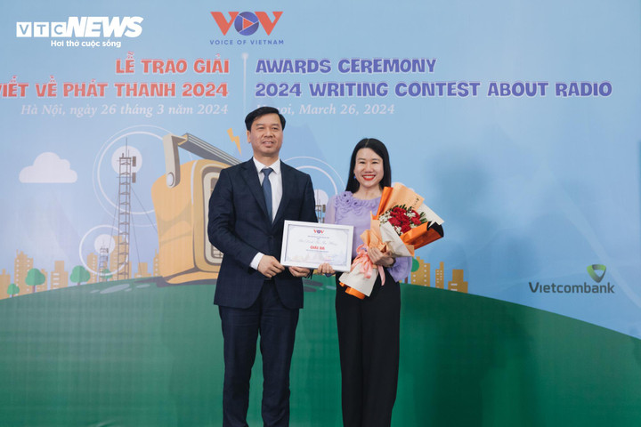 Phó Tổng Giám đốc VOV Ngô Minh Hiển trao giải Ba của cuộc thi cho tác giả Đinh Thu Hằng với tác phẩm “Dòng chảy phát thanh – một thế kỷ tưới mát cho đời”.