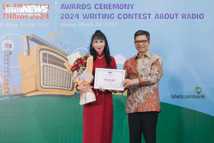 Ông Denny Abdi, Đại sứ Đặc mệnh Toàn quyền Indonesia tại Việt Nam trao giải Đặc biệt cho tác giả Đặng Diệu Hà (bút danh Hoài Hương) ở TP.HCM với tác phẩm “VOV – người bạn thân thiết của tôi”.