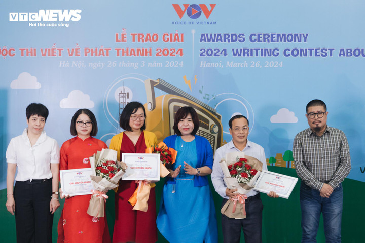 Đại diện lãnh đạo Ban Thư ký Biên tập, Ban Văn hóa xã hội VOV2, Ban Văn học nghệ thuật VOV6 trao giải cho các tác giả có tác phẩm đoạt giải Khuyến khích.