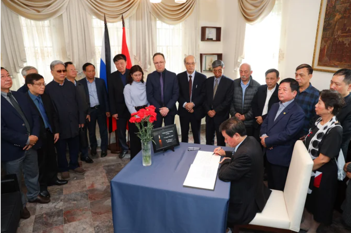 Phó Chủ tịch thường trực Hội Hữu nghị Việt - Nga Trịnh Quốc Khánh ghi Sổ tang tại Đại sứ quán Nga ở Hà Nội (Ảnh: Đình Hòa)