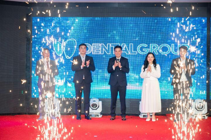 Ban lãnh đạo Dental Group cùng chứng kiến khoảnh khắc ra mắt hệ sinh thái Nha khoa Dental Group.