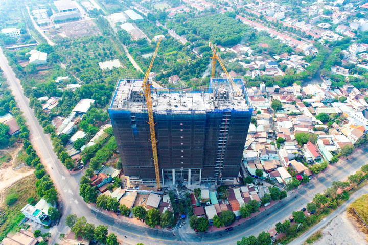 Khu căn hộ cao cấp ven sông The Maison sẵn sàng cất nóc tháng 4/2024. (Ảnh: C-Holdings)