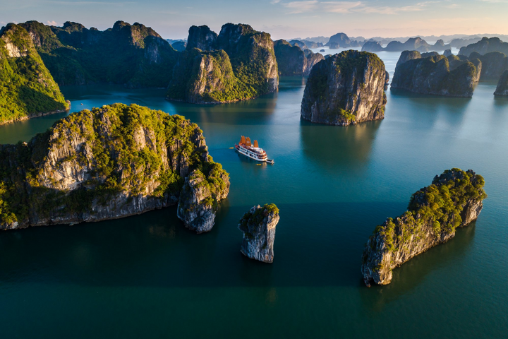 Tận hưởng kỳ nghỉ an toàn và thư giãn với dịch vụ book tour du lịch Hạ Long trọn gói cùng Thomas Kim Travel.