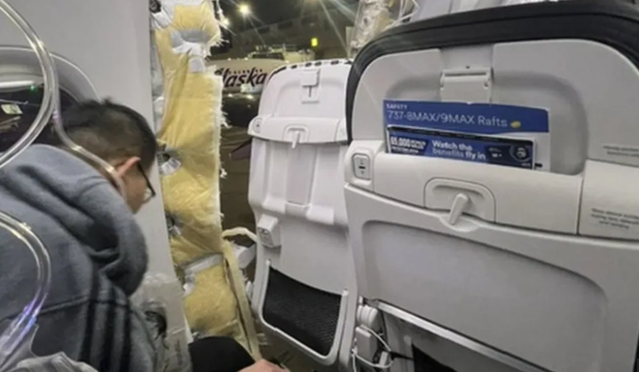 Vị trí ngồi của anh Cuong Tran ngay sát lỗ thủng của máy bay. (Ảnh: BBC)