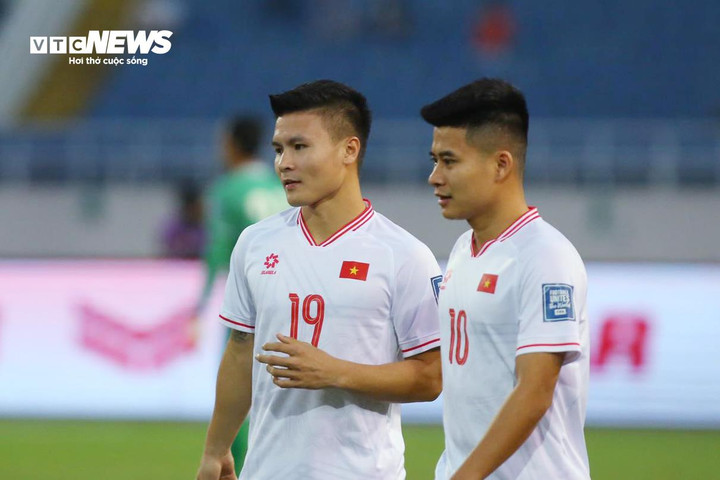 Quang Hải, Lê Phạm Thành Long khởi động cùng nhóm dự bị.