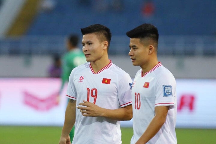 Quang Hải thất vọng khi không được vào sân thi đấu.