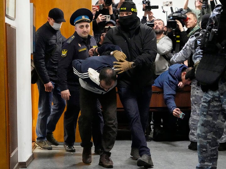 Bốn trong số 11 nghi phạm bị giam giữ liên quan đến vụ tấn công đã bị buộc tội khủng bố và xuất hiện trước tòa tại Moskva sau khi bị thẩm vấn. (Ảnh: AP)