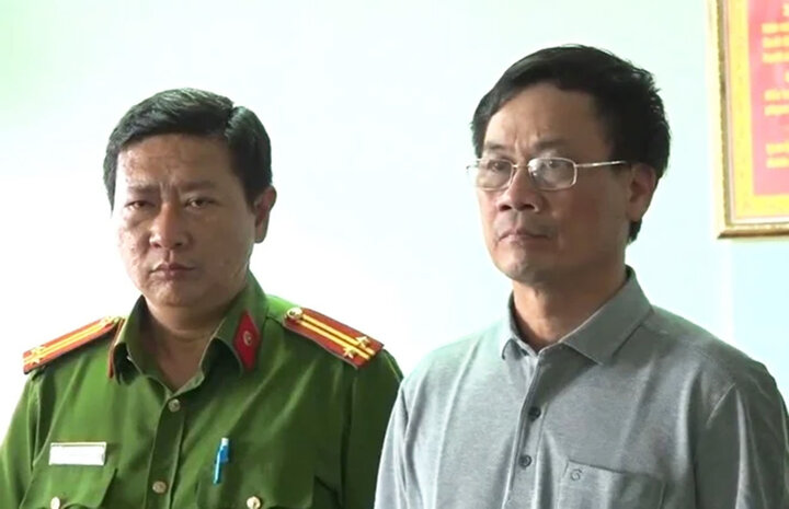 Ông Trần Kỳ Hình (cựu Cục trưởng Cục Đăng kiểm Việt Nam từ tháng 1/2014 - 7/2021) lúc bị bắt. (Ảnh Công an cung cấp)