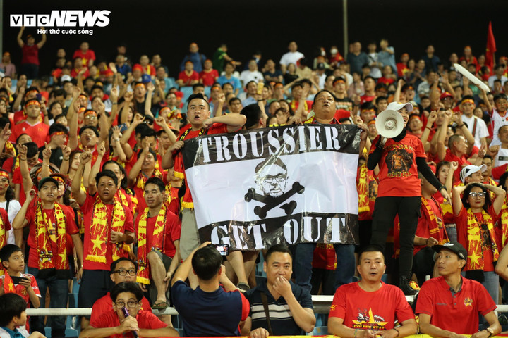 Cổ động viên Việt Nam phẫn nộ.