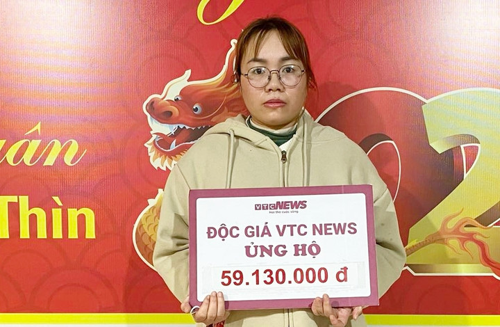 Chị Hoàng Thị Nga (mẹ bé Phúc) đại diện gia đình nhận ủng hộ từ bạn đọc Báo điện tử VTC News. (Ảnh: Khắc Việt)