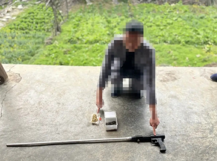 Anh Dương cùng chiếc súng tự chế của mình.