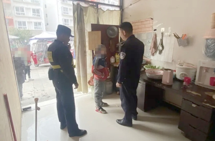 Tiểu Dương gọi cảnh sát để báo cáo chuyện bố mình tàng trữ súng trong nhà.