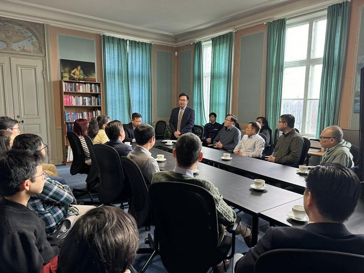 hĐại diện Văn phòng Khoa học - Công nghệ Việt Nam tại Thụy Điển phát biểu ý kiến.