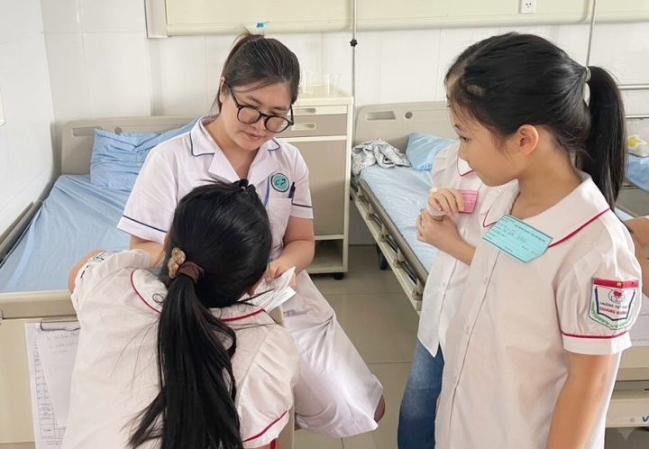 Sức khỏe học sinh nghi ngộ độc thực phẩm đều đã ổn định. (Ảnh: Thu Phương)
