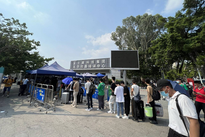 Người tìm việc xếp hàng tham gia chương trình tuyển dụng của một công ty ở thành phố Thâm Quyến, Trung Quốc. (Ảnh: SCMP)