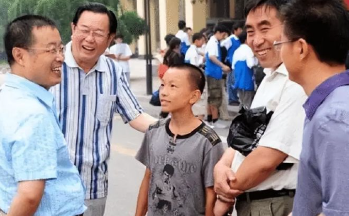 Lưu Uy nhận được sự quan tâm đặc biệt từ ban lãnh đạo Đại học Nông nghiệp Trung Quốc trong ngày nhập học. (Ảnh: 163)