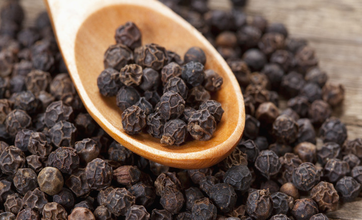 Việc đặt một nắm tiêu dưới gầm giường đem lại nhiều lợi ích bất ngờ. (Ảnh: Pinterest)