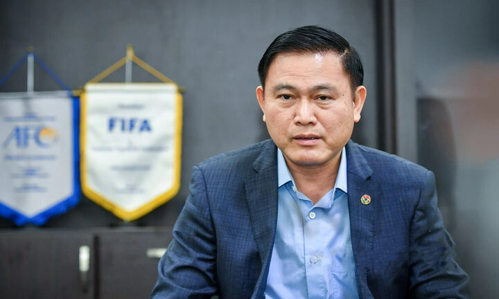 Ông Trần Anh Tú chỉ đạo việc tìm kiếm HLV mới cho đội tuyển Việt Nam.