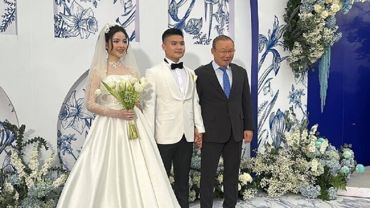 HLV Park Hang Seo chụp ảnh cùng vợ chồng Quang Hải.