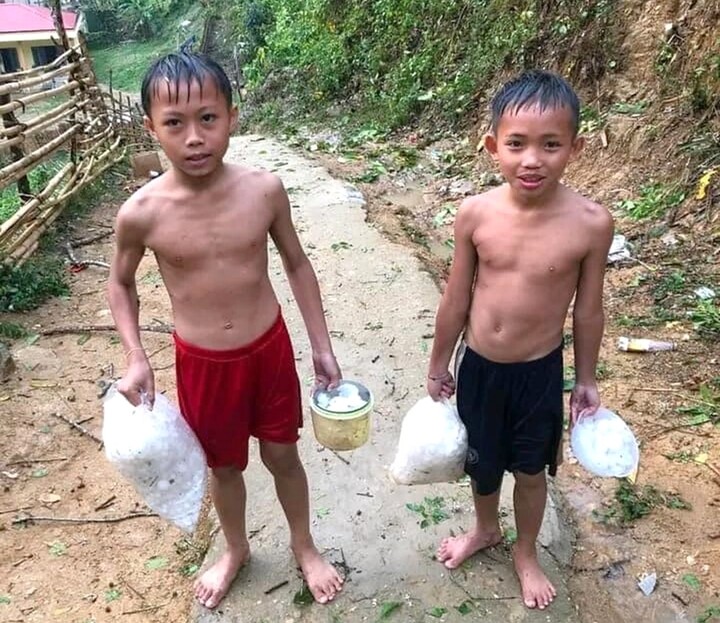 Sau cơn mưa, trẻ em đi nhặt đá về nô đùa.