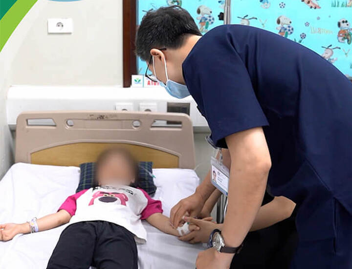 Bác sĩ thăm khám cho bệnh nhi. (Ảnh: BVCC)