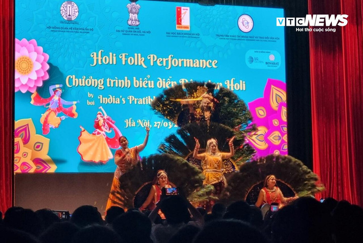 Đoàn múa dân gian Ấn Độ Pratibha Kala Kendra đến giao lưu và biểu diễn tại Đại học Bách Khoa Hà Nội.