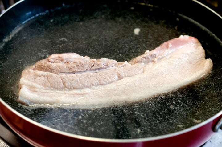 Có một số loại gia vị nên thêm vào khi luộc thịt để thịt nhả hết chất bẩn và mùi hôi, hương vị thơm ngon hơn. (Ảnh: Getty)