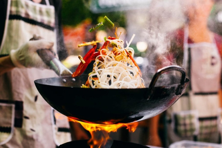 Điều chỉnh lửa và thời gian xào là bí quyết của đầu bếp giúp các món xào thơm ngon. (Ảnh: Pinterest)