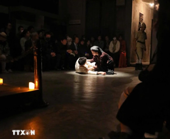 Hoạt cảnh trong "Đêm thiêng liêng 3: Lửa thanh xuân" - tour trải nghiệm giúp nhóm tác giả từ Di tích Nhà tù Hỏa Lò đoạt giải năm 2023 về sáng kiến, sản phẩm có giá trị thông tin đối ngoại. (Ảnh: Thanh Tùng/TTXVN)