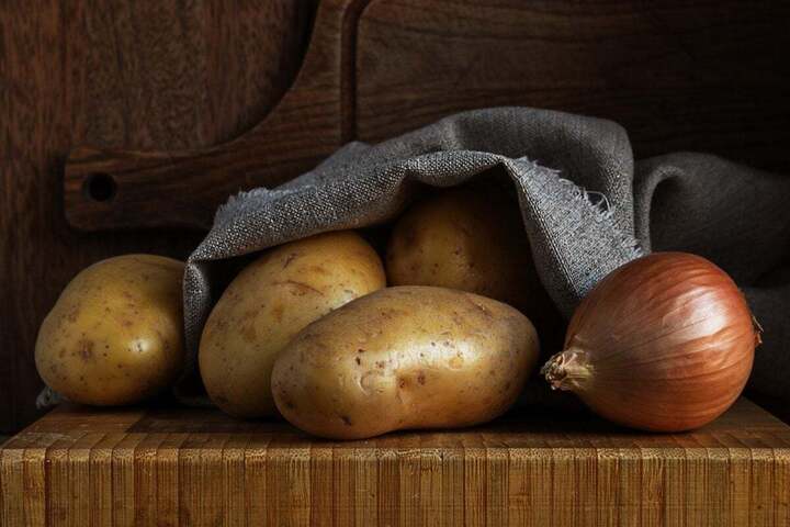 Để bảo quản hành tây được lâu mà không thối hỏng, hãy tránh để chung với khoai tây. (Ảnh: Taste of Home)