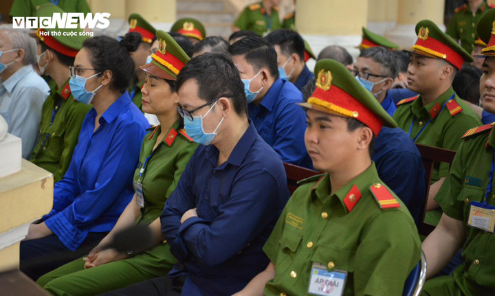 Các bị cáo khác tại toà.