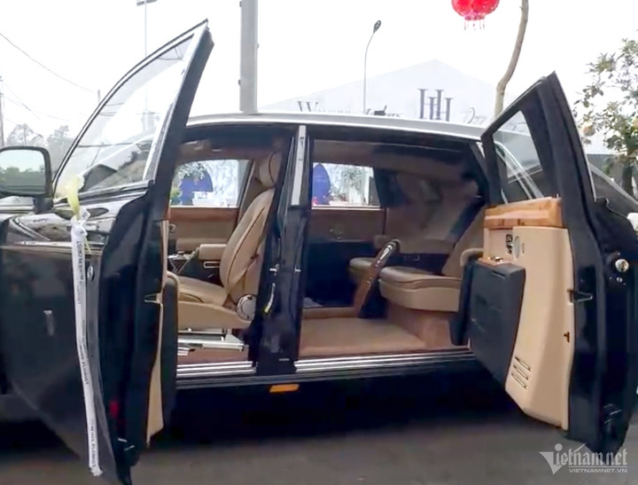 Cửa xe kiểu mở "con sò" là đặc trưng mang dấu ấn của riêng Rolls-Royce duy trì qua nhiều thế hệ xe, giúp người dùng ra vào xe dễ dàng. (Ảnh: Nguyễn Thủy)